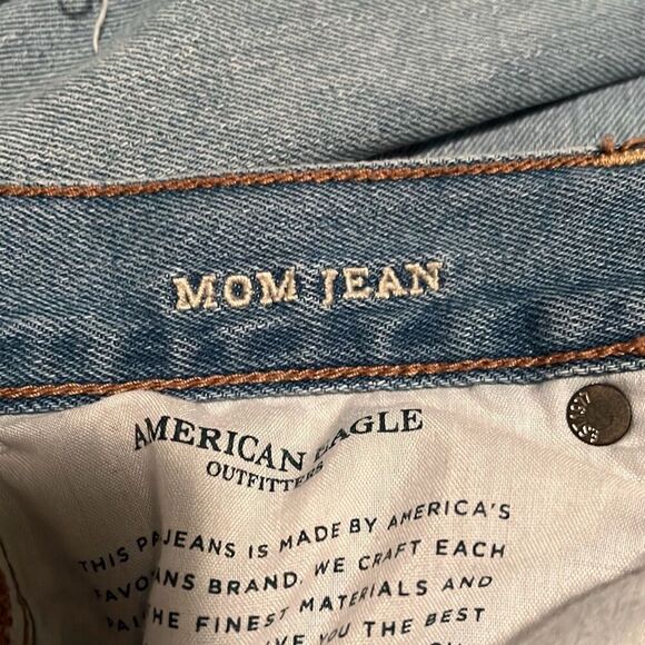 American Eagle Women’s Light Wash Blue 5 Pocket Distressed Mom Jeans - Picture 9 of 10